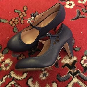 Navy Chase + Chloe Kimmy pump. EUC make an offer!